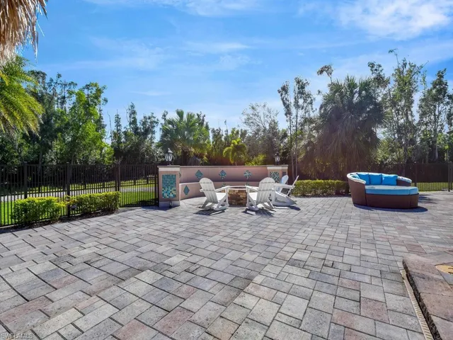 Fire Pit & Lounging Area