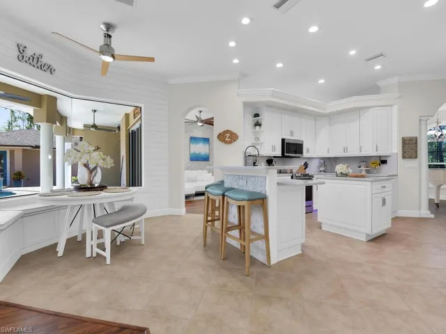 Breakfast Nook & Breakfast Bar