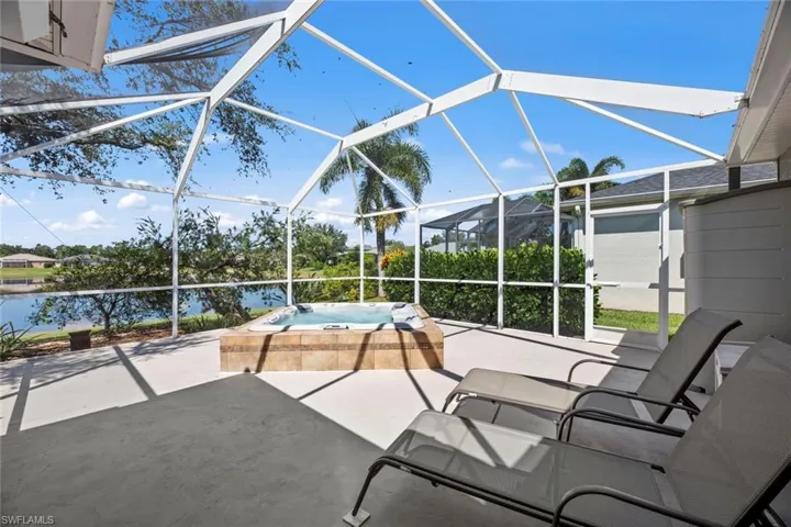 Spacious Screened Patio Area with Heated Spa, Capacity for 8 people