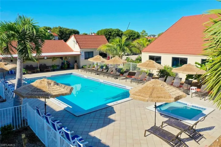 Swimming pool with an integrated spa, surrounded by a paved deck