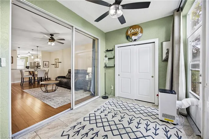 Entrance foyer with a textured wall and a ceiling fan