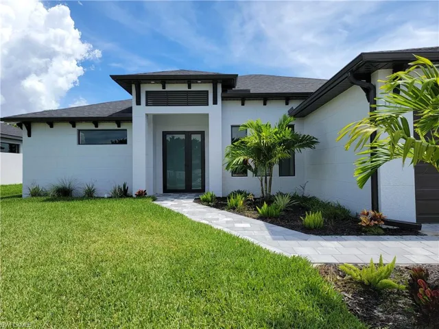 View of front of property featuring a front yard