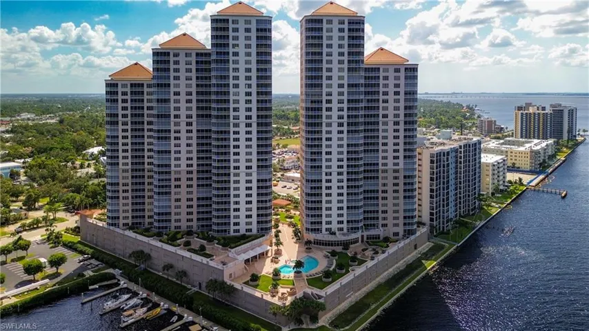 High Point Place combines resort-style amenities, stunning water views, and convenient access to downtown Fort Myers shopping, dining, and nightlife.