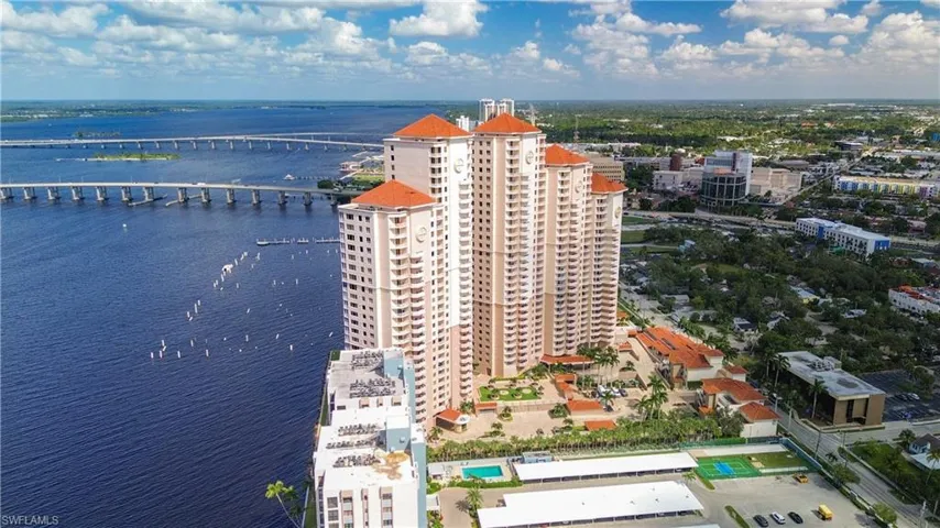 High Point Place in Fort Myers, FL features 24-hour concierge service, and an unbeatable downtown location.