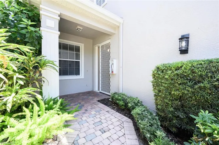 Front Entry that also a Screen Door