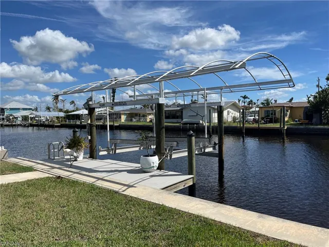 8K Boat Lift with Canopy.