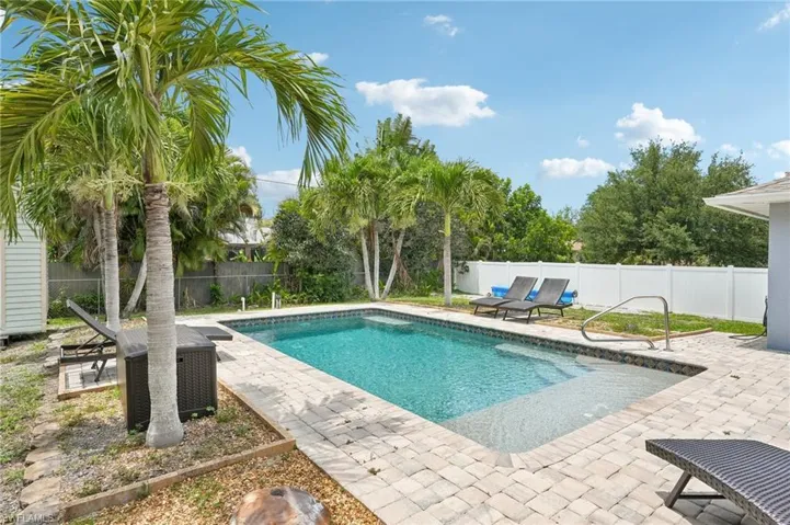 808 SW 14th  PL, Cape Coral, FL 33991