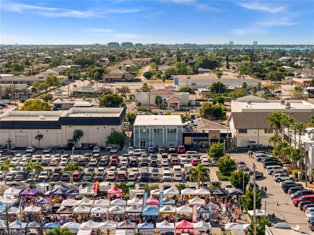 Surrounded by Dining, Retail & Entertainment