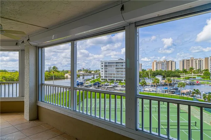 L-shaped lanai off living room