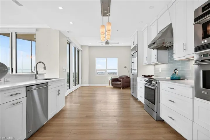 Kitchen_wwhite_Shaker_cabinets