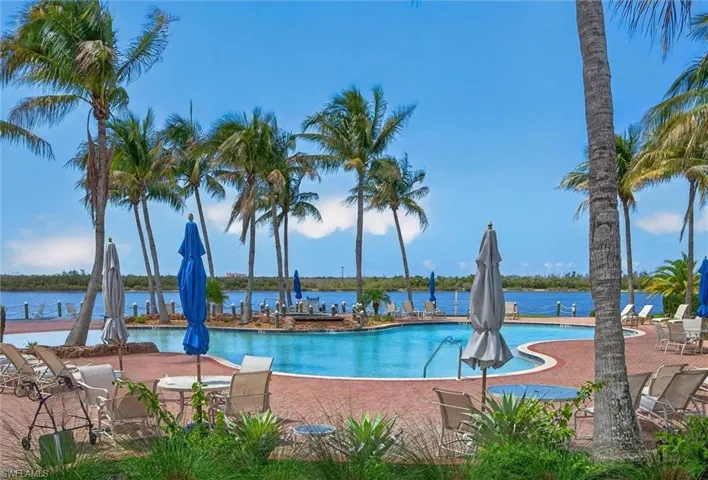 Lakeside_salt_water_poolspa