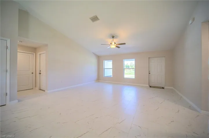 Oversized Great Room With Ceiling Fan & Light!
