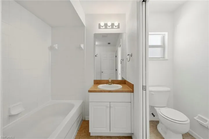 Guest / 2nd Bath