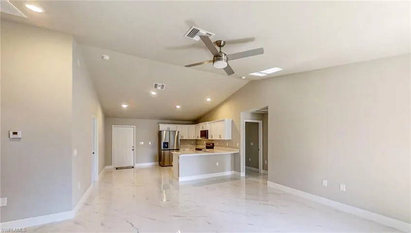 Large Living Room With A Ceiling Fan/Light