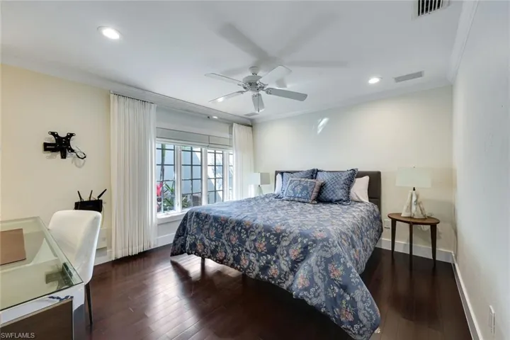 549  Bay Villas  LN, Naples, FL 34108