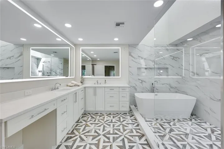 549  Bay Villas  LN, Naples, FL 34108
