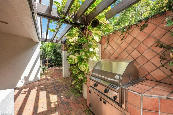 549  Bay Villas  LN, Naples, FL 34108