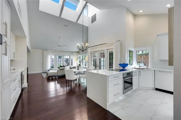 549  Bay Villas  LN, Naples, FL 34108