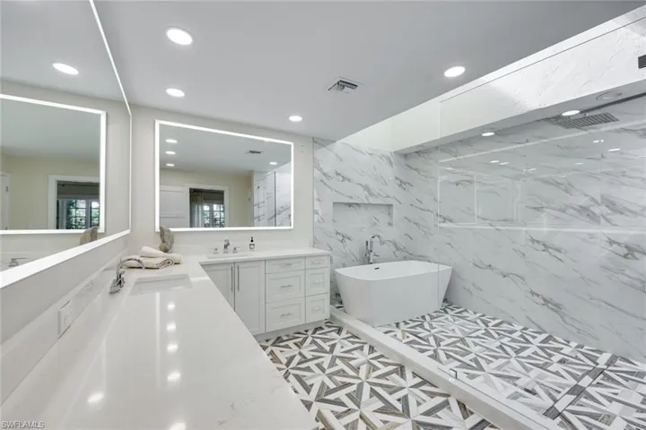 549  Bay Villas  LN, Naples, FL 34108