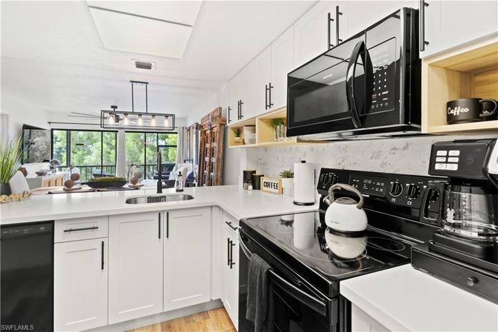 600 Neapolitan WAY # 353, NAPLES FL 34103