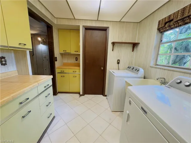 1079 Indian Mound Road (lots 15 & 16), Moore Haven, FL 33971, Intercoastal Waterway Access, over 400’ water frontage flooring, cabinets, and separate washer and dryer