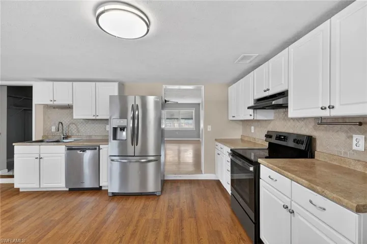 915 Hibiscus Ln, North Fort Myers, Florida 33903