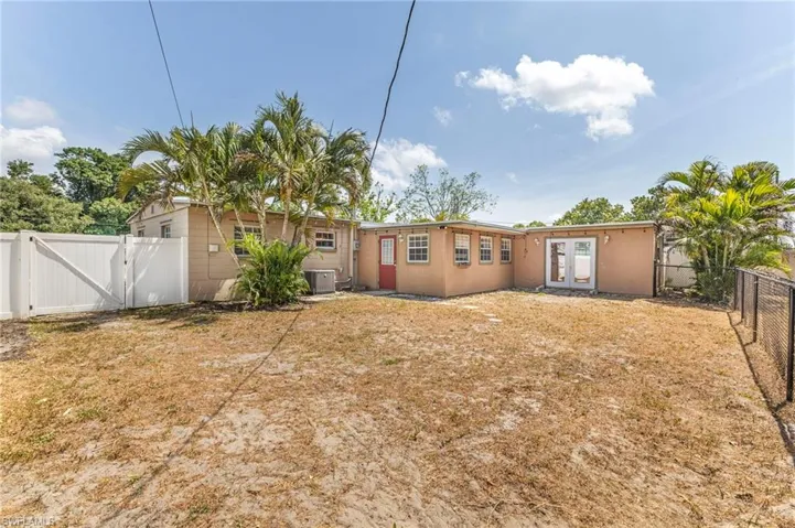 915 Hibiscus Ln, North Fort Myers, Florida 33903