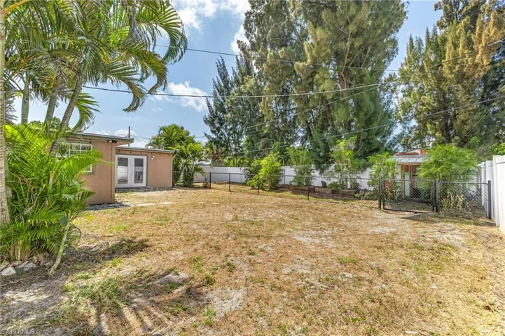 915 Hibiscus Ln, North Fort Myers, Florida 33903