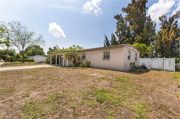 915 Hibiscus Ln, North Fort Myers, Florida 33903