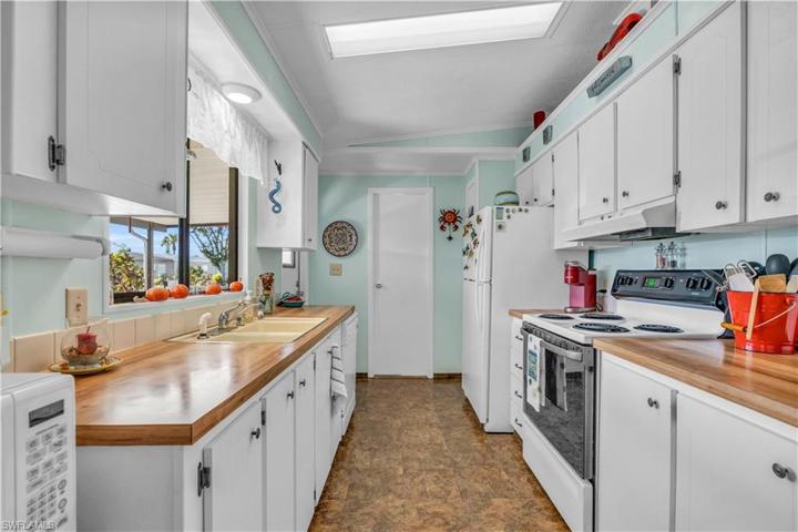 10 Lake Diane DR, NAPLES FL 34114