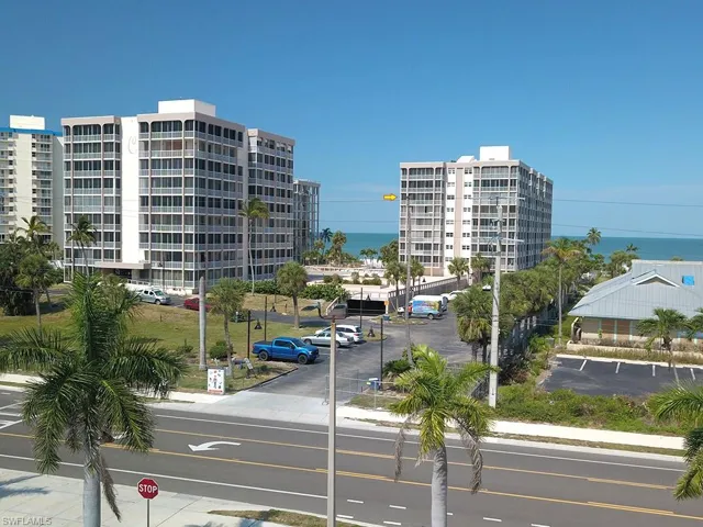 Creciente Condominium Complex