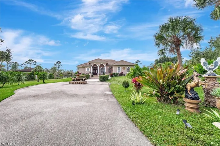 View of front of property featuring a front lawn