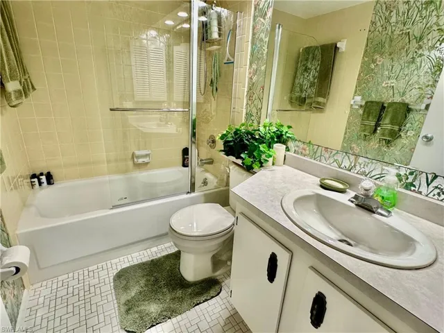 Guest Bathroom w/Tub & Shower