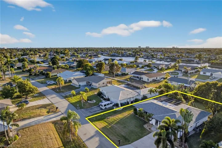 Aerial view of residential area featuring property parcel outlined