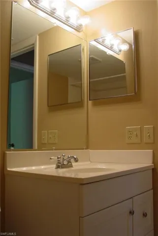 Second level full bath...