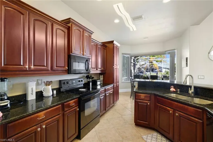 3237  Yucatan  PKWY, Cape Coral, FL 33993
