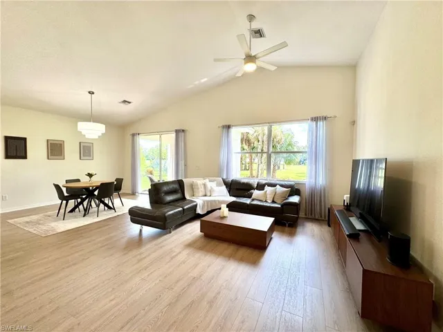 1905  Par  DR, Naples, FL 34120