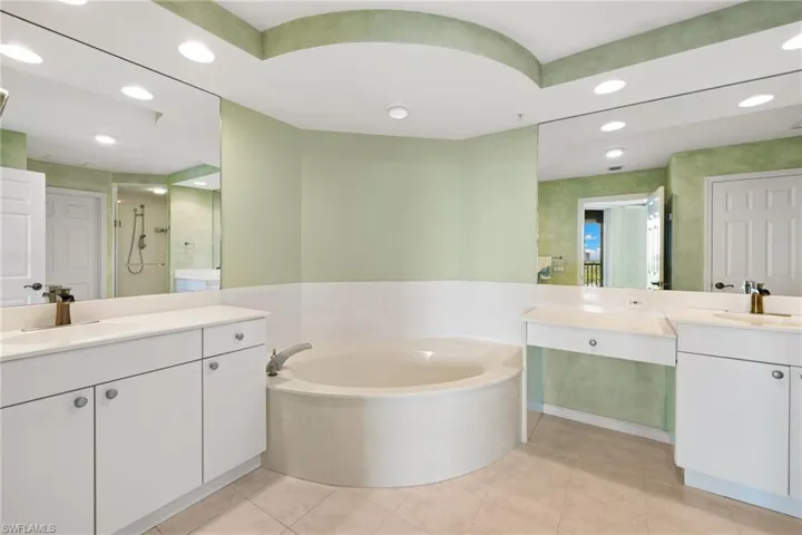 420 Cove Tower Dr 804, Naples, Florida 34110