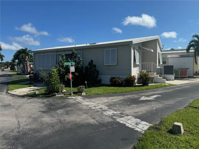 View of front facade with a front yard