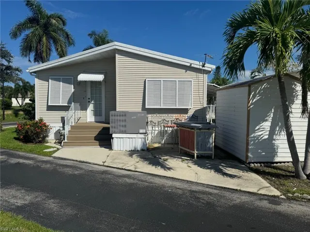 Manufactured / mobile home featuring a storage shed