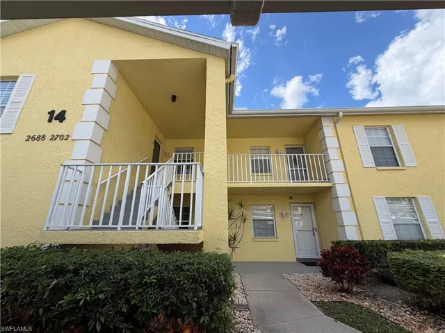 View of apartment building / complex