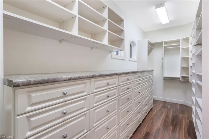 Walk in closet maximize space custom design