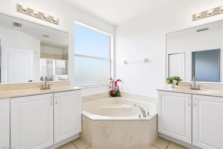 Separate sinks, soaking tub