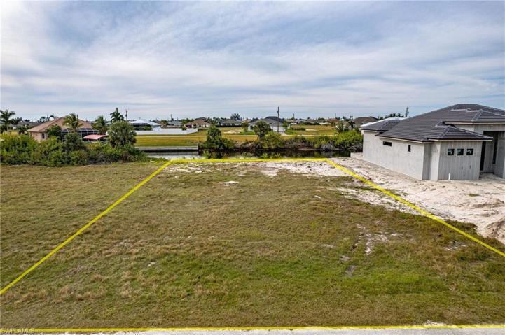 Gulf Access LotWith NEW 2023 seawall1212 NW 32nd Pl