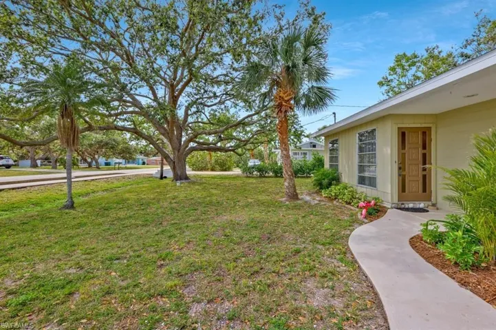 417  Shore  RD, Nokomis, FL 34275