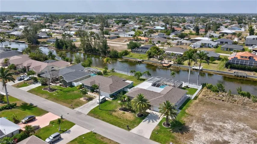 Bird's eye view featuring a residential view and a water view