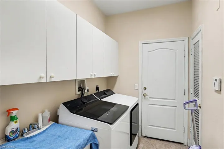 Laundry w/garage entry & laundry tub