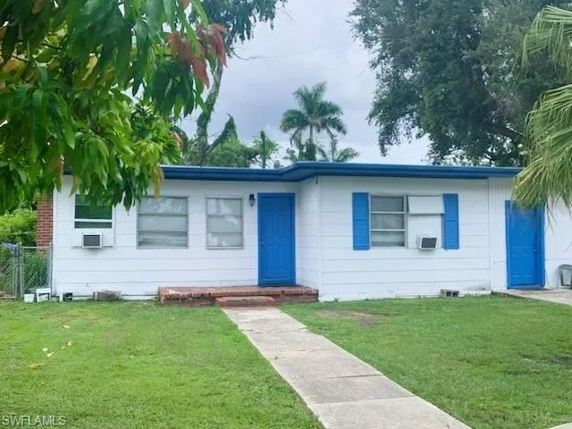Ranch-style house with a front yard