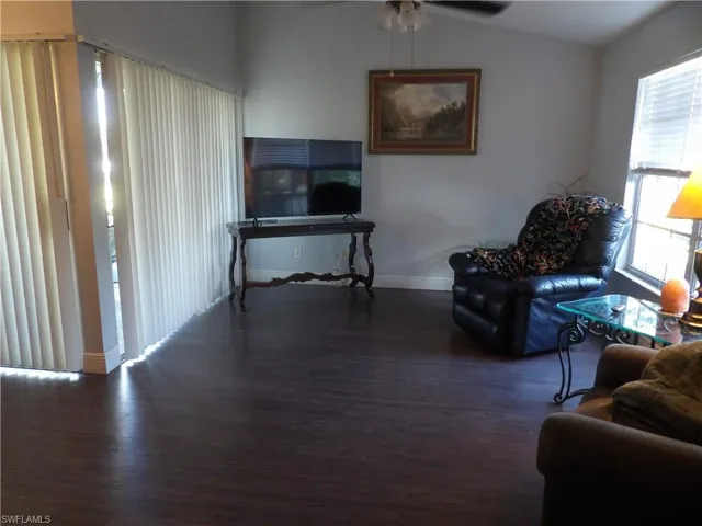 Living area w/corner Lanai