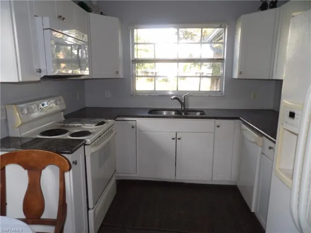 Kitchen w/Granite tops